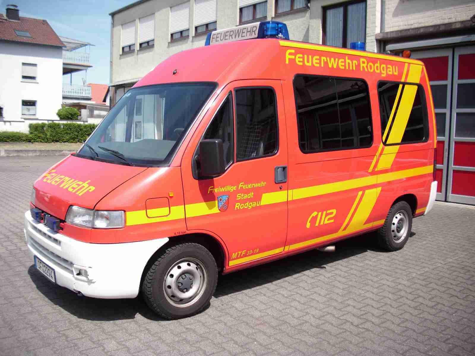 Manntschaftstransportfahrzeug Marke Peugeot