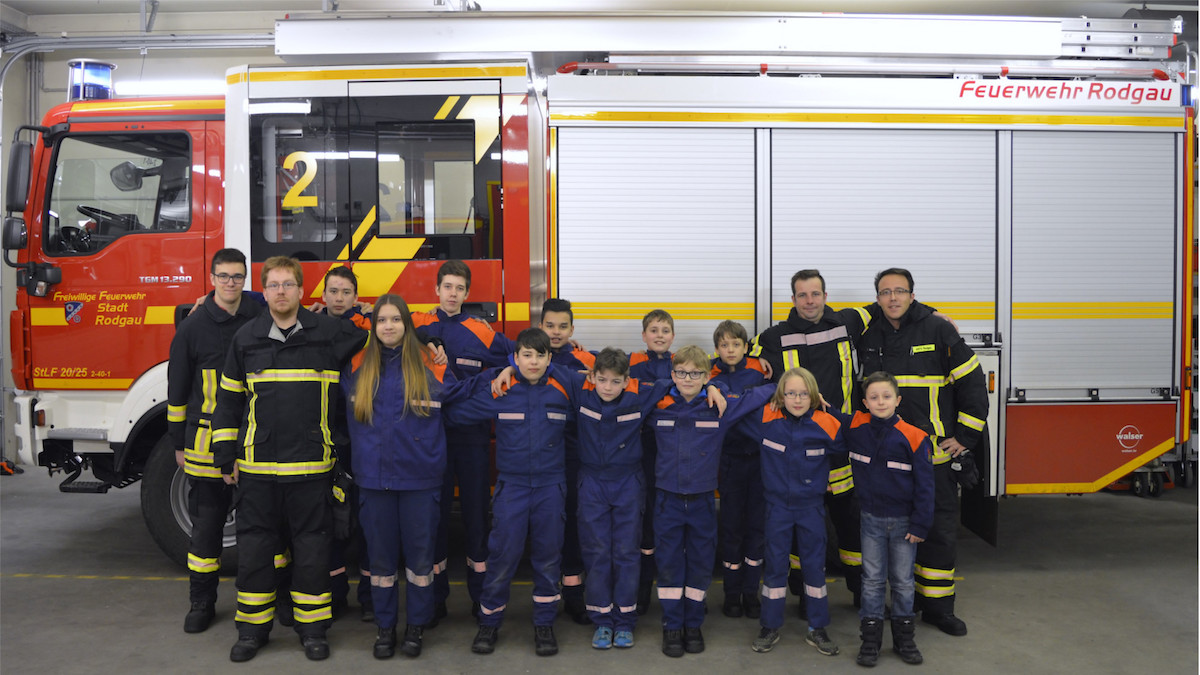 Gruppenbild die Jugendfeuerwehr Rodgau Weiskirchen Arm in Arm