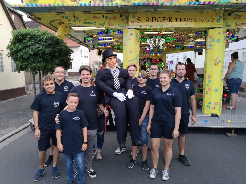 Gruppenfoto mit der Jugendfeuerwehr und dem Kerbborsch