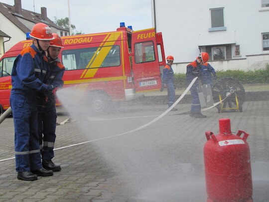 Jugendfeuerwehr kühlt eine Gasflasche